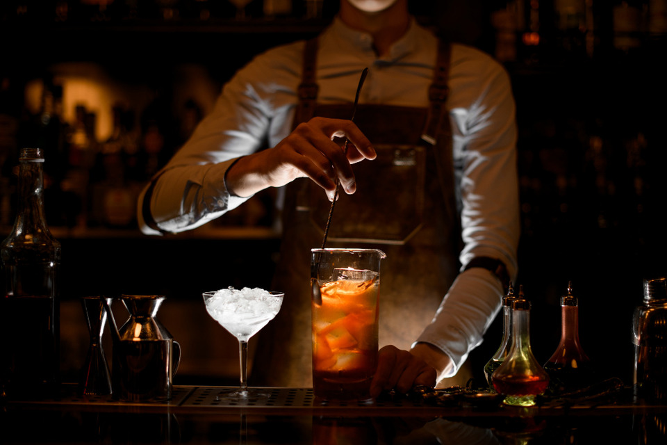 barman mieszający koktajl